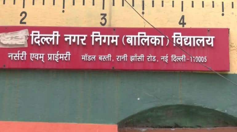 दिल्ली: MCD स्कूल की लेडी टीचर बनी हैवान! 5वीं क्लास की छात्रा को पहली मंजिल से नीचे फेंका, बच्ची की हालत गंभीर दिल्ली: MCD स्कूल की लेडी टीचर बनी हैवान! 5वीं क्लास की छात्रा को पहली मंजिल से नीचे फेंका, बच्ची की हालत गंभीर