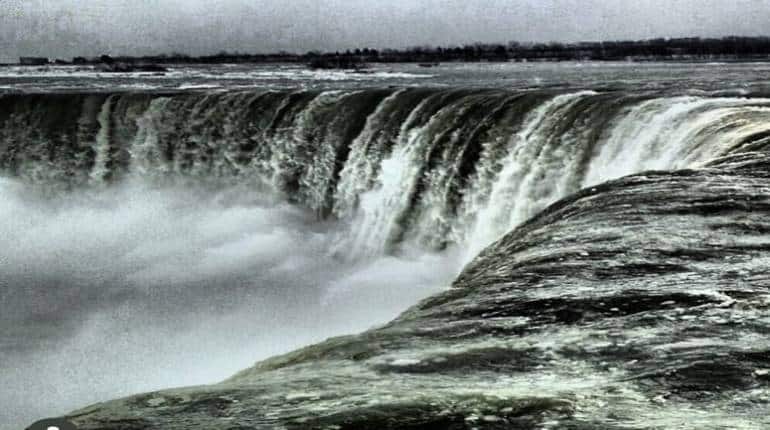 Bomb Cyclone in US: बर्फीले तूफान में जम गया अमेरिका का मशहूर नियाग्रा फॉल्‍स, बर्फ बन गया झरने का पानी, वीडियो देख रह जाएंगे दंग