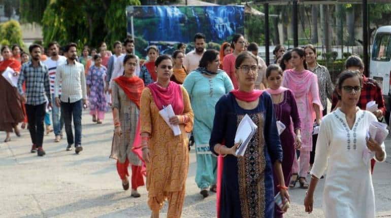 WB TET Exam: पश्चिम बंगाल में आज TET परीक्षा, 11000 पोस्ट के लिए 7 लाख कैंडिडेट्स हुए शामिल WB TET Exam: पश्चिम बंगाल में आज TET परीक्षा, 11000 पोस्ट के लिए 7 लाख कैंडिडेट्स हुए शामिल