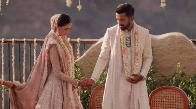एक दूजे के हुए केएल राहुल और अथिया शेट्टी, सुनिल शेट्टी के खंडाला वाले फार्महाउस में हुई शादी, देखें Wedding Photos एक दूजे के हुए केएल राहुल और अथिया शेट्टी, सुनिल शेट्टी के खंडाला वाले फार्महाउस में हुई शादी, देखें Wedding Photos