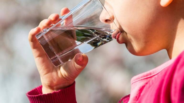 Health Tips: ठंड में हो सकती पानी की कमी, किडनी पर पड़ सकता है असर, जानिए कितना पानी पिएं Health Tips: ठंड में हो सकती पानी की कमी, किडनी पर पड़ सकता है असर, जानिए कितना पानी पिएं