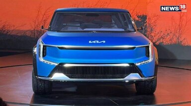 Auto Expo 2023: Kia EV9 Concept कंपनी के E-GMP प्लेटफॉर्म पर आधारित है। इलेक्ट्रिक SUV में L-आकार के DRL वाले डॉट-पैटर्न वाले हेडलैंप के साथ एक क्लैमशेल बोनट है। यह फ्रंट में टाइगर-नोज ग्रिल से लैस है। यह इलेक्ट्रिक कार चंकी व्हील आर्च एयरोडायनामिक रूप से डिजाइन किए गए बड़े पहियों के साथ है। पीछे की तरफ इसमें वर्टीकल स्टैक्ड टेल लाइट्स और एक बड़ा विंडशील्ड है।