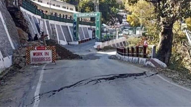 Joshimath Sinking: 'PM मोदी ने जोशीमठ को बचाने का दिया आश्वासन', PMO में  हाई लेवल मीटिंग, शंकराचार्य मठ में भी आई दरारें - Joshimath Sinking Updates  PM Modi assured to save Joshimath