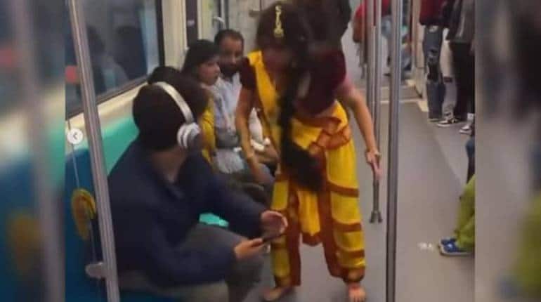 Video: नोएडा मेट्रो में 'भूत' की एंट्री से मचा हड़कंप! भूल भुलैया की मंजुलिका गेटअप में पहुंची लड़की ने यात्रियों को डराया, देखें वीडियो Video: नोएडा मेट्रो में 'भूत' की एंट्री से मचा हड़कंप! भूल भुलैया की मंजुलिका गेटअप में पहुंची लड़की ने यात्रियों को डराया, देखें वीडियो