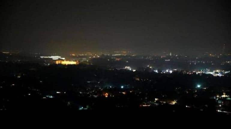 Pakistan Power Outage: पाकिस्तान में ब्लैकआउट के बाद अब बहाल हुई बिजली सेवा, 24 घंटे तक अंधेरे में रहे लाखों लोग Pakistan Power Outage: पाकिस्तान में ब्लैकआउट के बाद अब बहाल हुई बिजली सेवा, 24 घंटे तक अंधेरे में रहे लाखों लोग