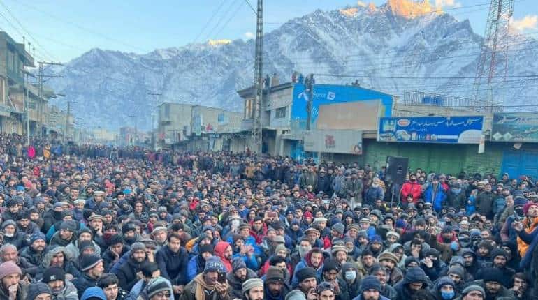 PoK के गिलगित-बाल्टिस्तान में लोगों की जमीन हथियाने पर लगी पाकिस्तानी सेना, बिजली की कीमतों, भारी भरकम टैक्स के विरोध में सड़कों पर आए लोग