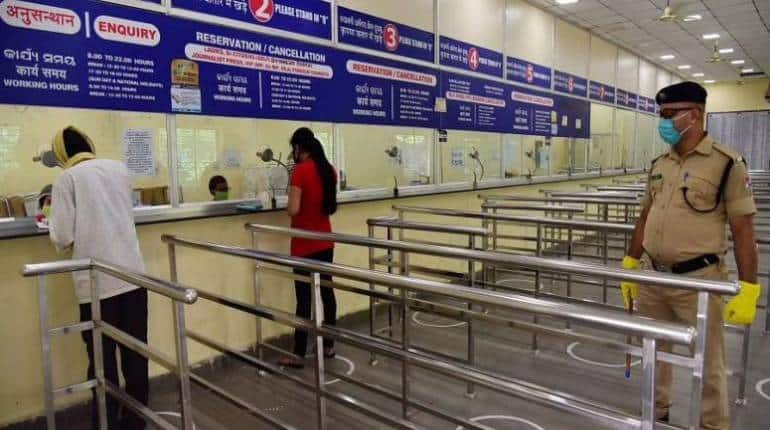Indian Railway: ट्रेन छूट जाने पर क्या उसी टिकट से दूसरी ट्रेन में कर सकते हैं सफर? जानिए क्या है रेल नियम