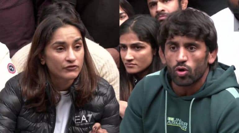 Wrestlers Protest: पहलवान विनेश फोगाट ने WFI के अध्यक्ष पर लगाया महिला खिलाड़ियों के यौन शोषण का आरोप, बोलीं- मुझे खोटा सिक्का कहा Wrestlers Protest: पहलवान विनेश फोगाट ने WFI के अध्यक्ष पर लगाया महिला खिलाड़ियों के यौन शोषण का आरोप, बोलीं- मुझे खोटा सिक्का कहा