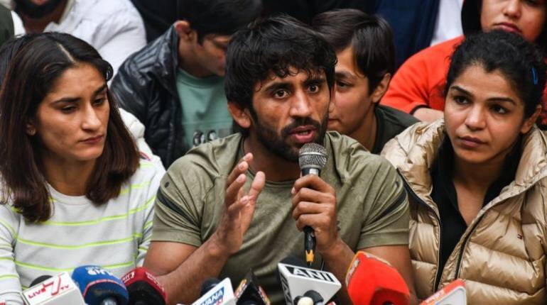Wrestlers Protest: नाराज पहलवानों को नहीं मना पाया खेल मंत्रालय, विनेश फोगाट ने मांगा WFI अध्यक्ष का इस्तीफा, कहा- पुलिस के पास जाएंगे Wrestlers Protest: नाराज पहलवानों को नहीं मना पाया खेल मंत्रालय, विनेश फोगाट ने मांगा WFI अध्यक्ष का इस्तीफा, कहा- पुलिस के पास जाएंगे