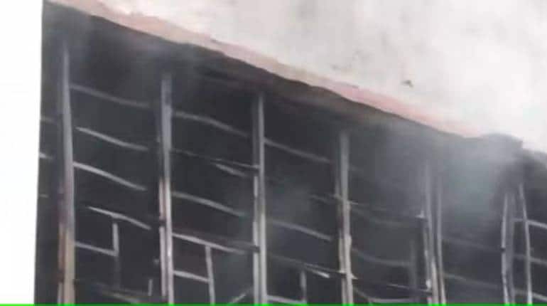 Dhanbad Fire: धनबाद के नर्सिंग होम में लगी भीषण आग, डॉक्टर दंपती समेत 5 लोगों की मौत Dhanbad Fire: धनबाद के नर्सिंग होम में लगी भीषण आग, डॉक्टर दंपती समेत 5 लोगों की मौत