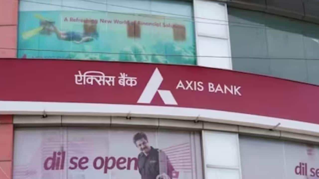 Axis Bank ने करोड़ों ग्राहकों को दिया तोहफा, बढ़ाई FD पर ब्याज दरें