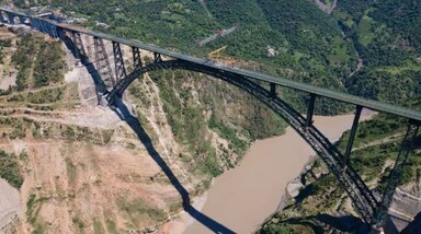 Chenab Rail Bridge: यह पुल कटरा से बनिहाल तक 111 किलोमीटर की दूरी में एक महत्वपूर्ण संपर्क स्थापित करता है। यह 21,653 करोड़ रुपये की लागत वाली उधमपुर-श्रीनगर-बारामूला रेलवे लिंक (USBRL) प्रोजेक्ट का हिस्सा है।