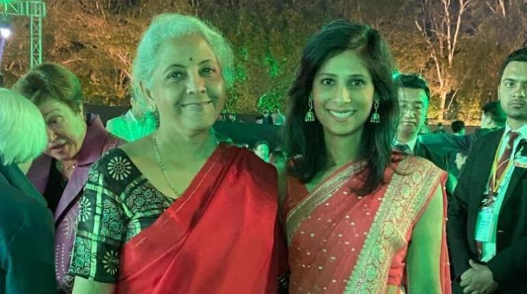 G20 Meeting: साड़ी में नजर आईं IMF की गीता गोपीनाथ, वित्त मंत्री निर्मला सीतारमण के साथ शेयर की तस्वीर G20 Meeting: साड़ी में नजर आईं IMF की गीता गोपीनाथ, वित्त मंत्री निर्मला सीतारमण के साथ शेयर की तस्वीर