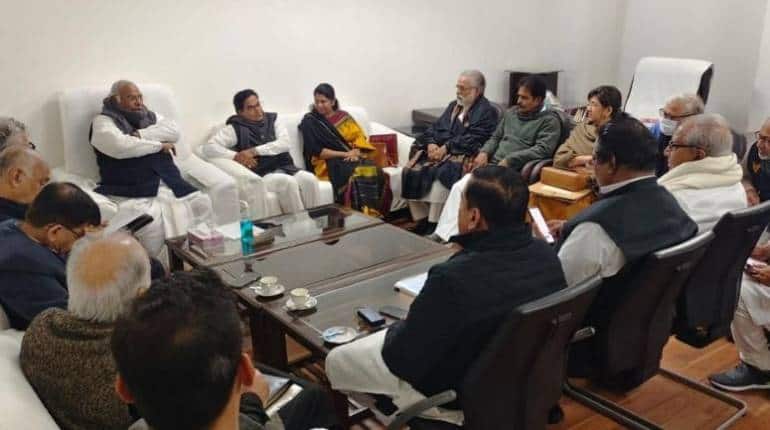 अडानी पर हिंडनबर्ग रिपोर्ट के मुद्दे पर संसद में भी हंगामा, विपक्ष का आरोप- 'लोगों का करोड़ों का नुकसान', जांच की उठी मांग