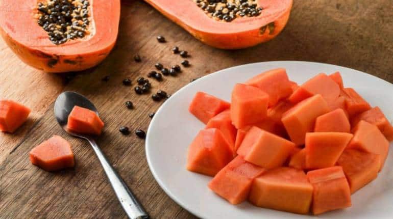 Papaya: खाली पेट पपीता खाने के हैं कई फायदे, नसों में चिपका कोलेस्ट्रॉल और आंतों की गंदगी का होगा नाश