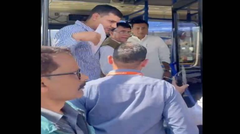 Pawan Khera: कांग्रेस का दावा- पवन खेड़ा को असम पुलिस ने दिल्ली एयरपोर्ट से किया गिरफ्तार Pawan Khera: कांग्रेस का दावा- पवन खेड़ा को असम पुलिस ने दिल्ली एयरपोर्ट से किया गिरफ्तार