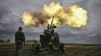 Russia-Ukraine War: संयुक्त राष्ट्र महासभा में इस सप्ताह यूक्रेन युद्ध को लेकर मतदान होने जा रहा है। यूक्रेन के राष्ट्रपति कार्यालय के प्रमुख आंद्रिये यरमाक ने राष्ट्रीय सुरक्षा सलाहकार (NSA) अजीत डोभाल से बात की और यूक्रेन में शांति स्थापना पर संयुक्त राष्ट्र मसौदा प्रस्ताव पर भारत का समर्थन मांगा। उन्होंने इस बात पर जोर दिया कि भारत का सहयोग काफी महत्वपूर्ण है। हालांकि, अभी इस पर संशय बना हुआ है कि क्या भारत इस बार वोटिंग में हिस्सा लेगा या नहीं।  
