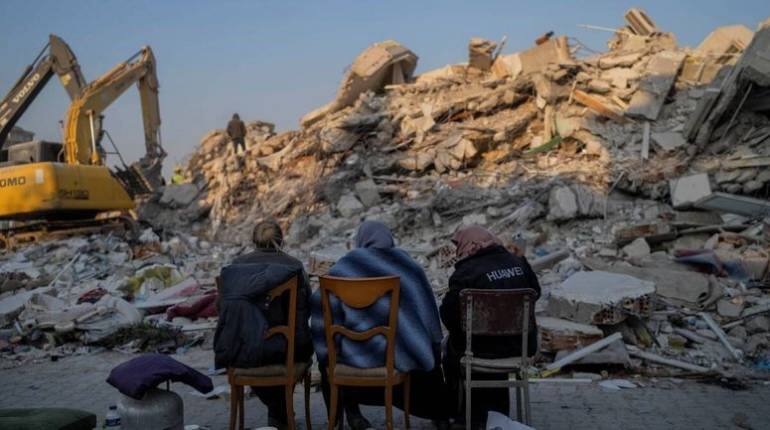 Turkey-Syria Earthquake: तुर्की और सीरिया में भूकंप से मरने वालों की संख्या 34,000 के पार, मलबे में दबे लोगों की तलाश जारी