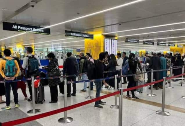 एयरपोर्ट पर अब ट्रे में अलग से निकाल कर नहीं रखना पड़ेगा मोबाइल या लैपटॉप, सिक्योरटी चेकिंग की लंबी लाइनों से मिलेगा छुटकारा एयरपोर्ट पर अब ट्रे में अलग से निकाल कर नहीं रखना पड़ेगा मोबाइल या लैपटॉप, सिक्योरटी चेकिंग की लंबी लाइनों से मिलेगा छुटकारा