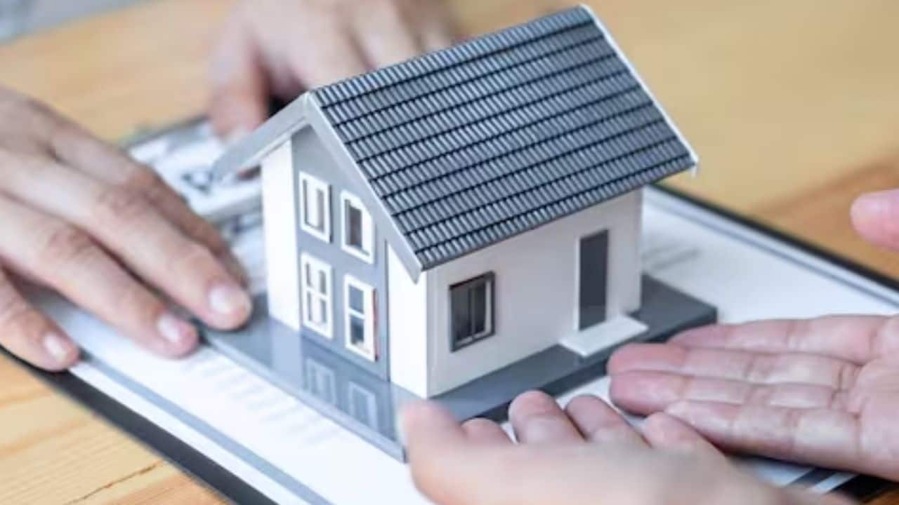 RBI के रेट घटाने के बावजूद आपके होम लोन की EMI नहीं घटी है? तो अपनाएं यह रास्ता