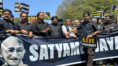 Congress Protest Pics: संसद भवन परिसर में महात्मा गांधी की प्रतिमा के सामने दिए गए इस धरने में कांग्रेस संसदीय दल की प्रमुख सोनिया गांधी, पार्टी अध्यक्ष मल्लिकार्जुन खड़गे, कांग्रेस के कई सांसद, द्रविड़ मुनेत्र कषगम (DMK) के टी आर बालू, रिवोल्यूशनरी सोशलिस्ट पार्टी (RSP) के एनके प्रेमचंद्रन और कुछ अन्य नेता शामिल हुए। 
