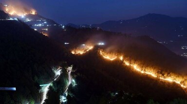 Forest Fires Reasons: मौसम विभाग के मुताबिक, जंगलों में आग लगने की मुख्य वजह फरवरी में बारिश का नहीं होना है। इसके अलावा तापमान का सामान्य से ज्यादा होना। इस साल पूरे देश में फरवरी का महीना सूखा गया है। IMD के मुताबिक, फरवरी में सिर्फ 7.2 मिलीमीटर बारिश हुई है। ओडिशा और गोवा के कई जंगलों में भयानक आग लगी है। आग की वजह से लोगों को अपना घर छोड़कर जाना पड़ा है।
