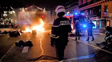 France Pension Bill Protests: संसद में सरकार द्वारा बिना मतदान के रिटायरमेंट की आयु दो साल बढाकर 64 वर्ष करने का प्रावधान करने के बाद विरोध प्रदर्शन शुरू हुआ था। राष्‍ट्रपति मैक्रॉ ने बुधवार को कहा था कि देशभर में विरोध के बावजूद यह कानून इस साल के अंत तक लागू हो जाएगा।