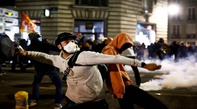 France Pension Protests: इसके लिए फ्रांस की संसद में वोटिंग होनी थी, लेकिन बताया जा रहा है कि 16 मार्च को फ्रांस के राष्ट्रपति इमैनुअल मैक्रों ने एक संवैधानिक प्रावधान का इस्तेमाल करते हुए संसद में बिना वोटिंग के ही नए कानून को लागू कर दिया। इसके बाद ये प्रदर्शन अब हिंसक हो गया है।
