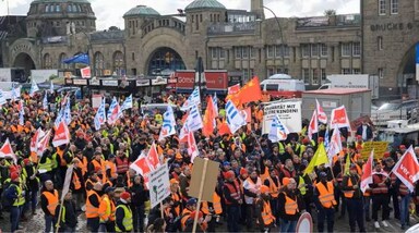 Germany Mega Strike: जर्मनी के 15 से अधिक राज्यों में एक जैसा नजारा देखने को मिला। स्कूल, कॉलेज या दुकान और दफ्तर जाने के लिए हजारों लोगों को या तो साइकिल, स्कूटर, कार या टैक्सी का सहारा लेना पड़ा है या उन्हें सड़कों पर टैक्सी के लिए लंबे समय तक संघर्ष करना पड़ा।
