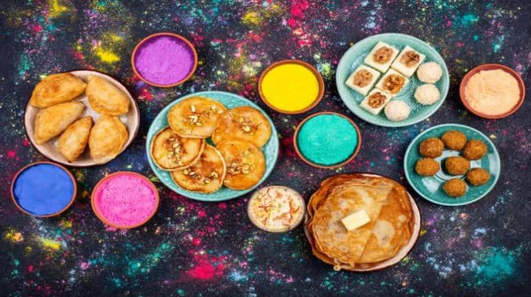 Holi Foods: होली के दिन संभल कर करें इन चीजों का सेवन, फौरन बढ़ सकता है कोलेस्ट्रॉल और शुगर, ऐसे रहें फिट