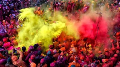 Holi Celebration 2023: दो दिन चलने वाला होली का त्योहार भारत के विभिन्न हिस्सों में अलग-अलग तरह से मनाया जाता है। इस बार होली 8 मार्च 2023, बुधवार को मनाई जाएगी। इससे एक दिन पहले यानी 7 मार्च को होलिका दहन होगा और अगले दिन 8 मार्च को रंगों का त्योहार होली मनाया जाएगा। भारत में होली के उत्सव की तरह दुनिया भर में मनाए जाने वाले कुछ अन्य अनोखे वसंत त्योहार इस प्रकार हैं
