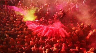 Holi 2023: रंगों में सराबोर भारतीय होली के दिन पूरी दुनिया के सामने नजीर पेश करते हैं। मिसाल इस बात की पेश की जाती है कि त्योहार के असली मायने प्रेम, सौहार्द और खुशियों की मिठास बरकरार रखना है। भारत के कुछ हिस्सों में होली के उत्सव से जुड़ी अनूठी परंपराएं हैं। विभिन्न राज्यों में होली के त्योहार को अलग-अलग रीति-रिवाजों से मनाए जाने की परंपरा है। इस आर्टिकल में हम आपको बता रहे हैं कि देश के अलग-अलग राज्यों में होली कैसे मनाया जाता है।