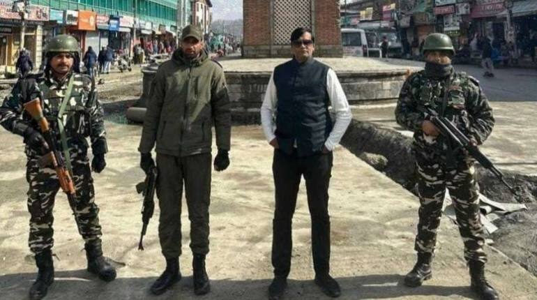 PMO का अधिकारी बता Z+ सिक्योरिटी के साथ कश्मीर में मजे लेने वाला ठग गिरफ्तार, बुलेटप्रूफ SUV से लैस 5 स्टार होटल में करता था मौज PMO का अधिकारी बता Z+ सिक्योरिटी के साथ कश्मीर में मजे लेने वाला ठग गिरफ्तार, बुलेटप्रूफ SUV से लैस 5 स्टार होटल में करता था मौज
