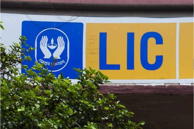 LIC के करोड़ों ग्राहकों के लिए बड़ी खबर! 31 मार्च तक बंद हो जाएंगी ये 2 स्कीमें, जानें क्या आपको करना चाहिए निवेश