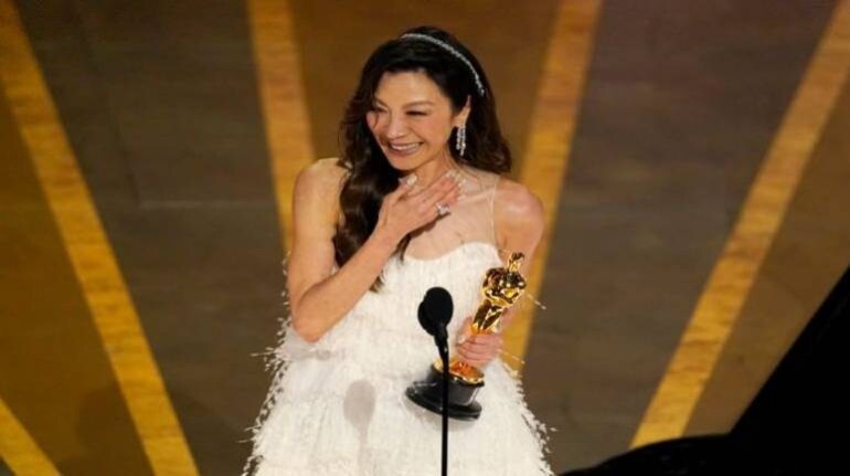 Oscars 2023: बेस्ट एक्ट्रेस का ऑस्कर अवॉर्ड जीतने वाली पहली एशियाई महिला  बनीं Michelle Yeoh - Oscars 2023 Highlights Michelle Yeoh makes history as  first Asian woman to win Best Actress on