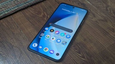 Realme C55 First Look: रियलमी ने भारतीय ग्राहकों को लुभाने के लिए नए स्मार्टफोन को एक अट्रैक्टिव लुक के साथ लॉन्च किया है। फोन में कैमरा भी जबरदस्त दिया गया है। अगर आप एक बजट स्मार्टफोन खरीदने की प्लानिंग में है तो रियलमी का नया स्मार्टफोन Realme C55 आपके दिल को भा सकता है। 