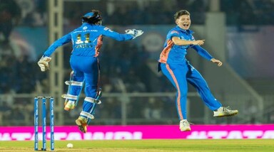 WPL 2023: गुजरात जायंट्स ने कसी हुई गेंदबाजी और फील्डिंग से पहली पारी में ज्यादातर समय अपनी पकड़ मजबूत रखी, लेकिन हरमनप्रीत ने 51 रन की पारी खेलकर मुंबई को सम्मानजनक स्कोर तक पहुंचाया। हरमनप्रीत ने 30 गेंद की पारी में 7 चौके और दो छक्के जड़े। 
