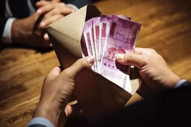 आप घर में कितना रख सकते हैं कैश? इस लिमिट से ज्यादा पैसा होने पर होगी इनकम टैक्स की रेड, जानें नियम आप घर में कितना रख सकते हैं कैश? इस लिमिट से ज्यादा पैसा होने पर होगी इनकम टैक्स की रेड, जानें नियम
