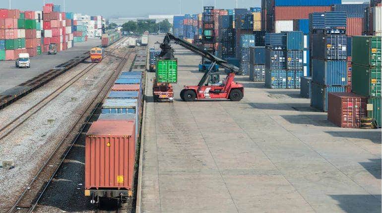Export Data: फरवरी में लगातार तीसरे महीने घटा देश का निर्यात, व्यापार घाटा कम होकर 17.43 अरब डॉलर पर