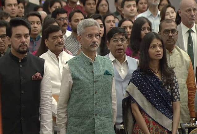 Padma Awards 2023: पद्म पुरस्कार समारोह में सादगी से पीछे बैठी रहीं ब्रिटेन की फर्स्ट लेडी अक्षता मूर्ति, पता चला तो दी गई आगे की सीट Padma Awards 2023: पद्म पुरस्कार समारोह में सादगी से पीछे बैठी रहीं ब्रिटेन की फर्स्ट लेडी अक्षता मूर्ति, पता चला तो दी गई आगे की सीट