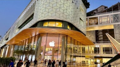 मुंबई के बांद्रा कुर्ला कॉम्प्लेक्स में एपल के पहले ऑफिशियल स्टोर (Apple Store) का उद्घाटन किया गया