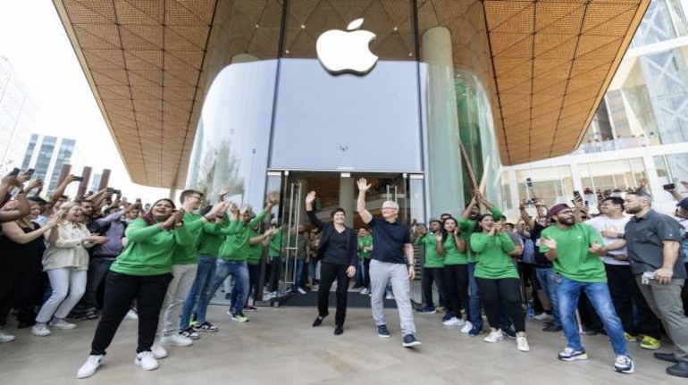 दिल्ली में CEO टिम कुक ने Apple के रिटेल स्टोर का किया उद्घाटन-CEO Tim Cook inaugurates Apple's retail store in Delhi