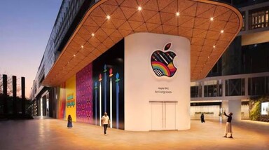 Apple's First Store in India: एपल का यह पहला रिटेल स्टोर आधिकारिक तौर पर Apple BKC के नाम से खोला जाएगा। इसकी पहली झलक भी सामने आ चुकी है। Apple BKC स्टोर अप्रैल में ही खुलने की संभावना है। रिपोर्ट के मुताबिक, कंपनी की इसके बाद नई दिल्ली में एक और रिटेल स्टोर खोलने की योजना है। Apple ने 5 अप्रैल को मुंबई के Jio वर्ल्ड ड्राइव मॉल में अपने पहले रिटेल स्टोर के बैरिकेड से पर्दा उठाया।  