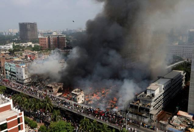Bangladesh Fire: बांग्लादेश के सबसे बड़े कपड़ा बाजार में लगी भीषण आग, हजारों दुकानें हुईं खाक, देखें भयावह तस्वीरें Bangladesh Fire: बांग्लादेश के सबसे बड़े कपड़ा बाजार में लगी भीषण आग, हजारों दुकानें हुईं खाक, देखें भयावह तस्वीरें