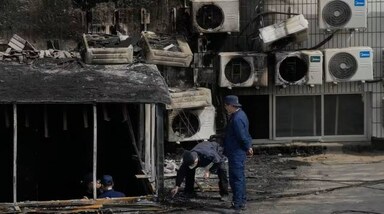 Beijing Hospital Fire: Xinhua के अनुसार, ‘बीजिंग चांगफेंग हॉस्पिटल’ में मंगलवार को लगी आग पर फिलहाल काबू पा लिया गया है। इस मामले में अस्पताल के प्रमुख, उनके ज्यूनियर सहित 12 लोगों को हिरासत में लिया गया है। चीनी सरकारी मीडिया ने मंगलवार को हादसे में 21 लोगों के मारे जाने की जानकारी दी थी। (Photo: AP)
