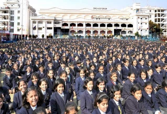 World’s Biggest School: UP के इस शहर में है दुनिया का सबसे बड़ा स्कूल,गिनीज बुक में है दर्ज, जानिए कितने हैं छात्र