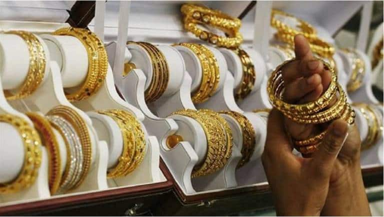 Gold Price Today: सोने में रही मामूली तेजी लेकिन चांदी में आई गिरावट, जानिए आज का रेट – Gold Price Today hike silver price falls today in bullion market check latest gold rate in delhi mumbai