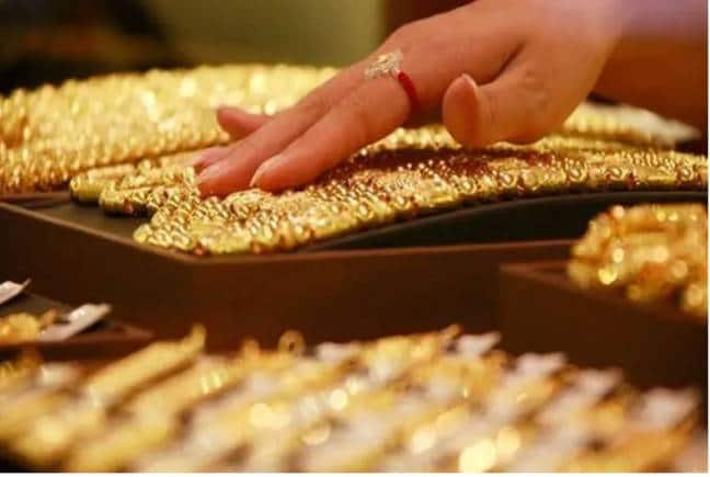 Gold Silver Price: आज फिर सोने और चांदी के भाव में आई गिरावट, ये रहा 10 ग्राम गोल्ड का रेट