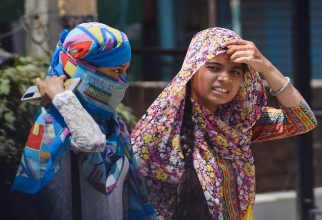 Heatwave in India: गर्मी का सितम शुरू! इन राज्यों में हीटवेव बढ़ाएगी मुसीबत, बंगाल में स्कूल-कॉलेज बंद Heatwave in India: गर्मी का सितम शुरू! इन राज्यों में हीटवेव बढ़ाएगी मुसीबत, बंगाल में स्कूल-कॉलेज बंद