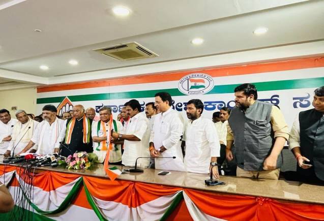 कर्नाटक चुनाव से पहले BJP को बड़ा झटका, कांग्रेस में शामिल हुए पूर्व CM जगदीश शेट्टार